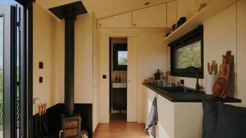 Raus | Cabins mit Feldblick + Saunazugang | Eigene Küche | Mini-Kühlschrank, Herdplatte, Kochgeschirr/Geschirr/Besteck