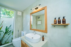 Dusche, Haartrockner, Bidet, Handtücher