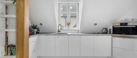 Kylskåp, mikrovågsugn, ugn och spishäll