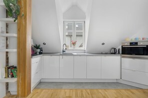 Fridge, microwave, oven, stovetop - Stylish Apartment with Workspace | Close to the Old Zoo (Poznań)