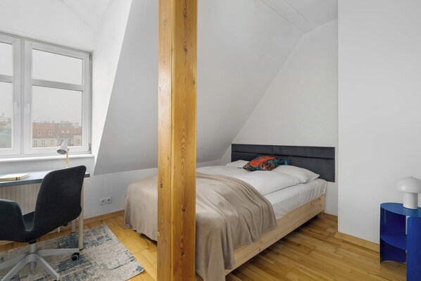 Desk, iron/ironing board, WiFi, bed sheets