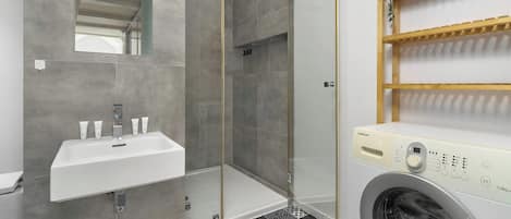 Dusche, Haartrockner, Handtücher, Shampoo