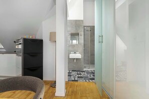Ducha, secador de pelo, toallas y champú