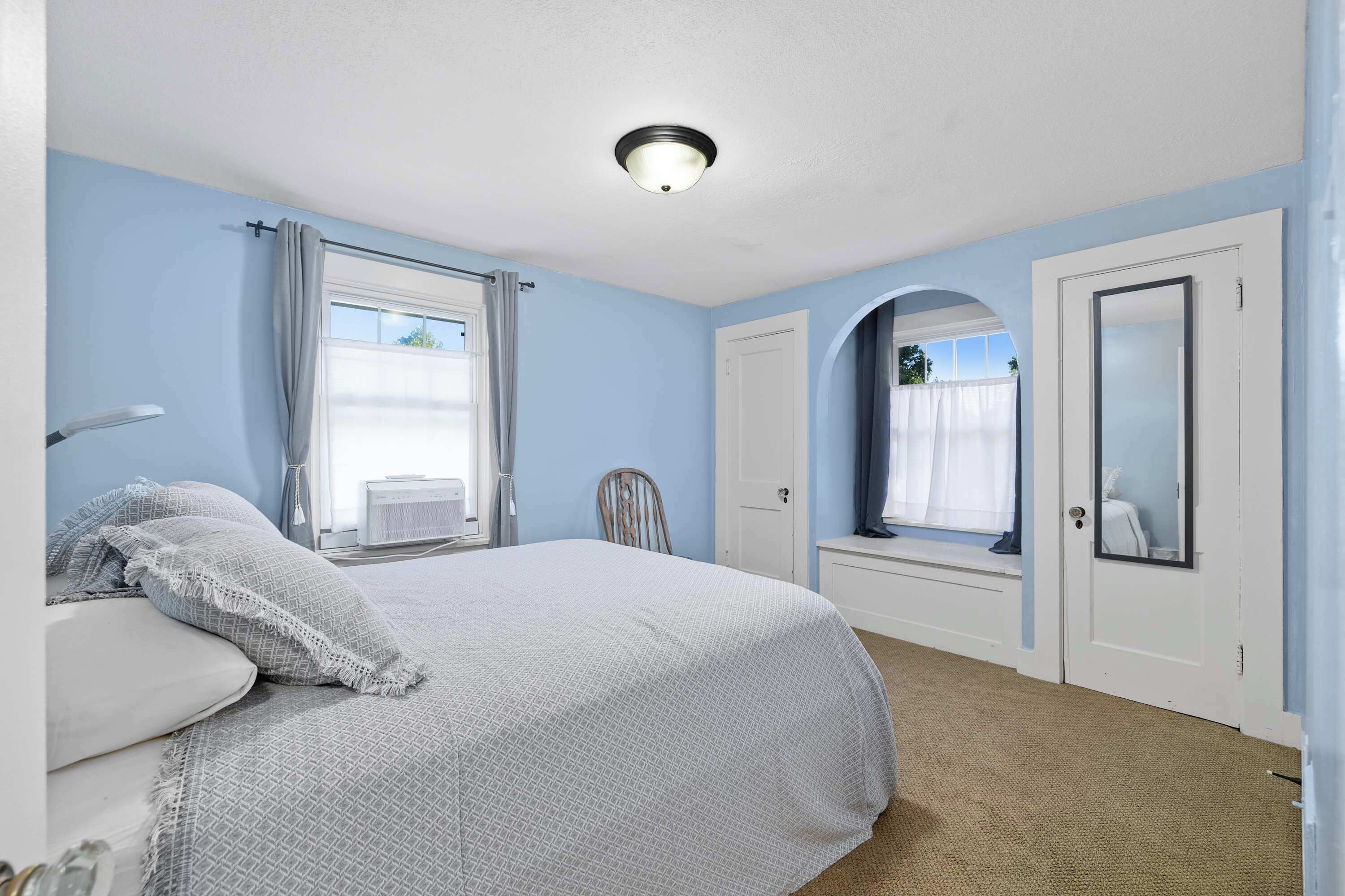 1 bedroom, desk, iron/ironing board, WiFi