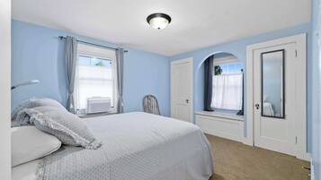 1 bedroom, desk, iron/ironing board, WiFi