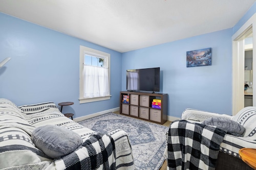 Charming Apartment by Lakeside Park | Garden Views
