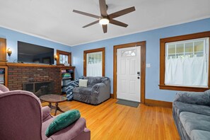 Televisión, libros y oficina