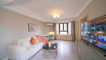 Superior Apartment, 1 Bedroom, City View | Ruang tamu | TV Pintar