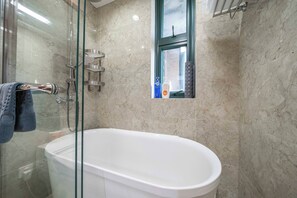 Departamento superior, 3 habitaciones, cocina, vista a la ciudad | Baño | Pantuflas 