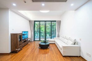 Apartamento superior, 3 habitaciones, cocina, vistas a la ciudad | Sala de estar | Una Smart TV