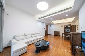 スーペリア アパートメント 3 ベッドルーム キッチン シティビュー | リビングルーム | スマートテレビ