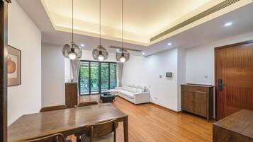 Superior Apartment, 3 Bedrooms, Kitchen, City View | Living room | Smart TV