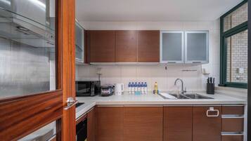 Apartamento superior, 3 quartos, cozinha, vista para a cidade | Cozinha americana privada