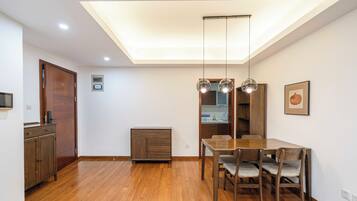 Apartamento superior, 3 quartos, cozinha, vista para a cidade | Sala de estar | Smart TV