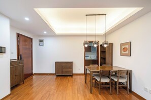 Apartamento superior, 3 habitaciones, cocina, vistas a la ciudad | Sala de estar | Una Smart TV