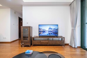 Apartamento superior, 3 habitaciones, cocina, vistas a la ciudad | Sala de estar | Una Smart TV