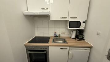 Basic Apartment | Private kitchen | Mini-fridge, oven, stovetop, cookware/dishes/utensils