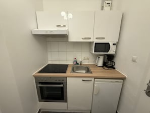 Căn hộ cơ bản | Bếp riêng | Tủ lạnh nhỏ, lò nướng, bếp nấu, dụng cụ nấu nướng/bát dĩa/dao nĩa