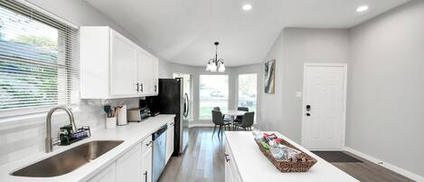 Microondas, horno, parrilla de estufa y lavavajillas