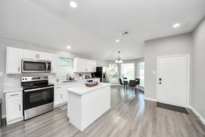 Fridge, microwave, oven, stovetop - Spacious 3-Bed Single-Story in Pecan Grove, Richmond, TX. (Richmond)