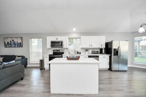 Microwave, oven, stovetop, dishwasher - Spacious 3-Bed Single-Story in Pecan Grove, Richmond, TX. (Richmond)