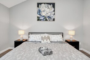 3 عدّة غرف نوم ومكواة/لوح كي وواي فاي وملاءات أسرّة