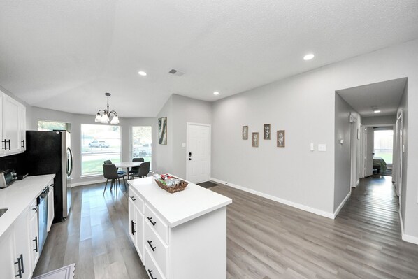 Microwave, oven, stovetop, dishwasher - Spacious 3-Bed Single-Story in Pecan Grove, Richmond, TX. (Richmond)