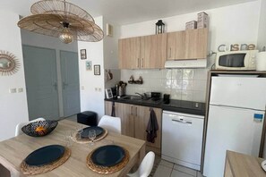 Fridge, microwave, dishwasher, cookware/dishes/utensils