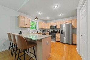 Fridge, microwave, oven, stovetop - Cozy Family Getaway Near Ski & Golf (Bellaire)