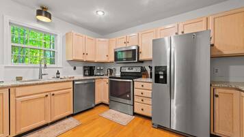 Kjøleskap, mikrobølgeovn, ovn og kokeplater