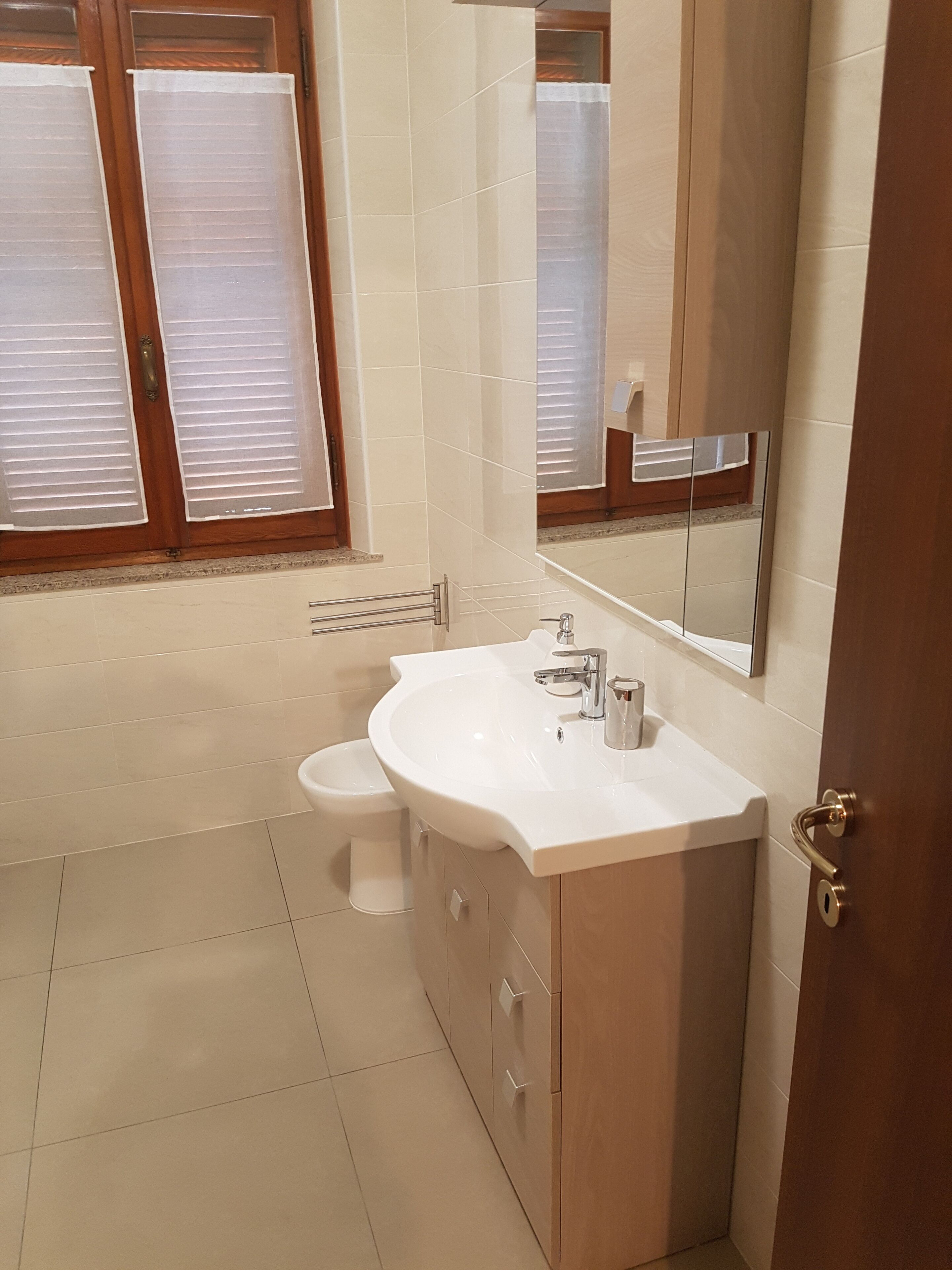 Sèche-cheveux, serviettes fournies, savon, papier toilette