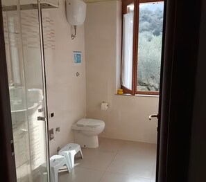 Een haardroger, handdoeken, zeep, toiletpapier