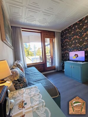 Living area - From the Funny Owl, Your nest in the Alps among clouds and peaks. (Gressan)