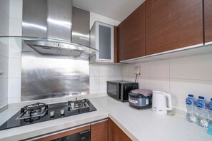 Superior Apartment, 3 Bedrooms, Kitchen, City View | Private kitchenette
