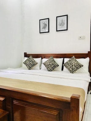 Laptop workspace, soundproofing, free WiFi, bed sheets