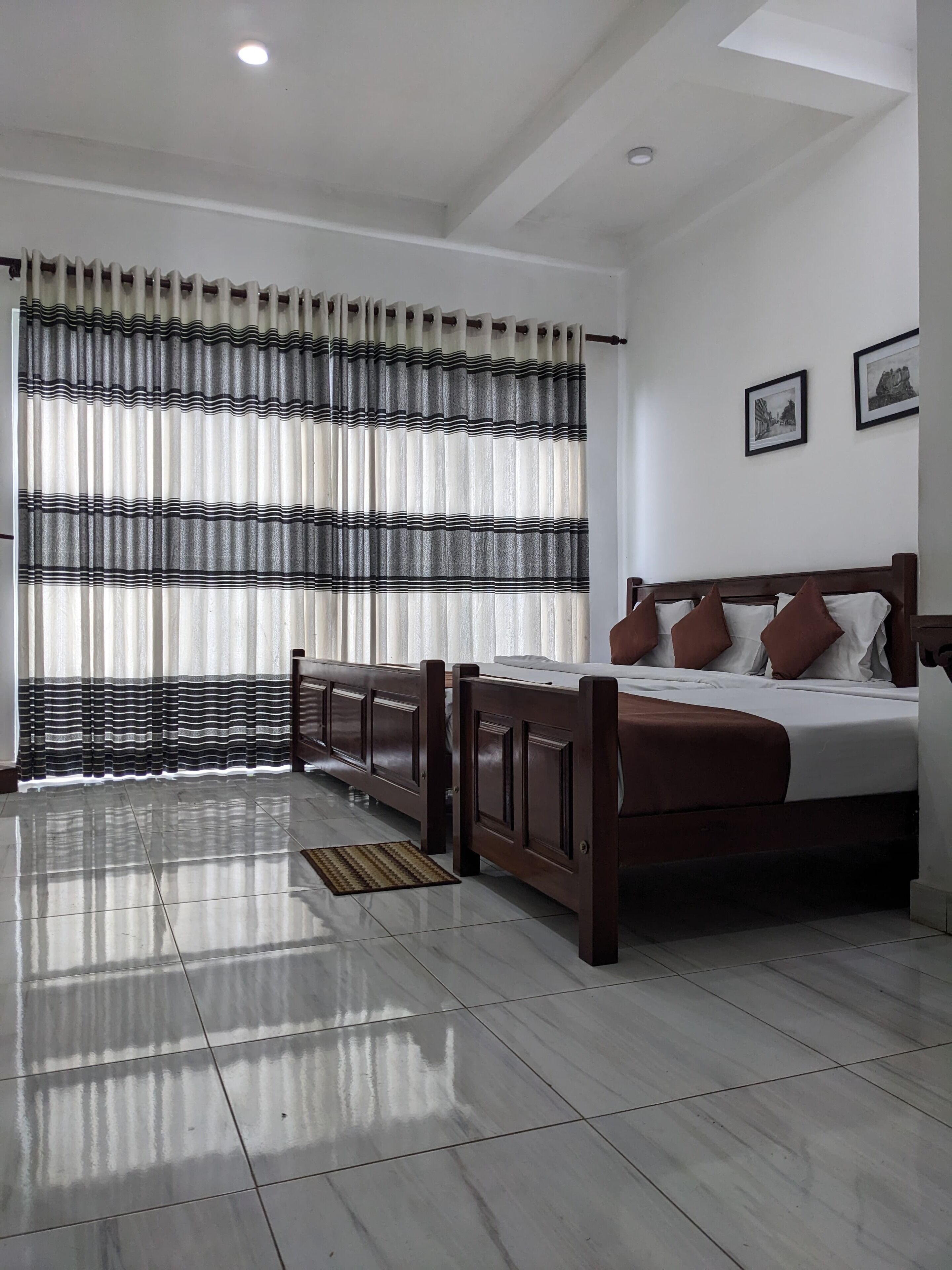 Habitación doble Deluxe, balcón | Espacio para trabajar con laptop, insonorización y wifi gratis 