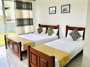 Deluxe Double Room, Balcony | Laptop workspace, soundproofing, free WiFi, bed sheets - Ivy Bungalow (Nuwara Eliya)