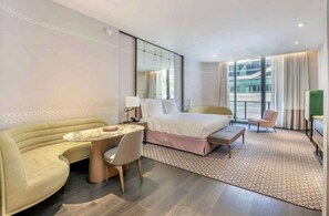 Tabla de planchar con plancha, wifi y ropa de cama