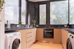 Microwave, coffee/tea maker, toaster, cookware/dishes/utensils - MOT Rentals + Villa Plaza Armenia - Superb House with pool (Buenos Aires)