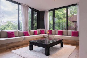 TV, offices - MOT Rentals + Villa Plaza Armenia - Superb House with pool (Buenos Aires)