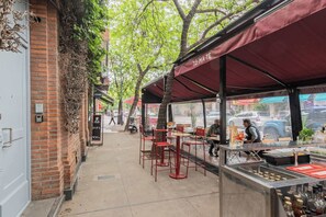 Outdoor dining - MOT Rentals + Villa Plaza Armenia - Superb House with pool (Buenos Aires)