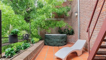 Bañera de hidromasaje al aire libre