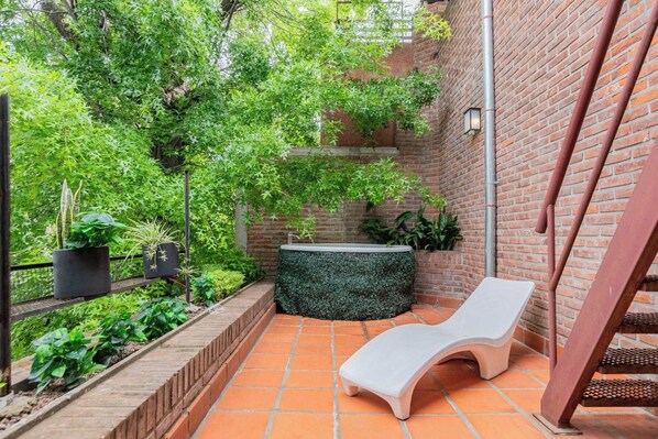 Bañera de hidromasaje al aire libre