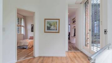 5 habitaciones, tabla de planchar con plancha, wifi y ropa de cama