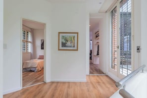 5 habitaciones, tabla de planchar con plancha, wifi y ropa de cama