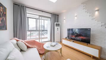 Superior Apartment, 2 Bedrooms, Kitchen, City View | Ruang tamu | 55 inci sebuah televisyen pintar dengan kabel