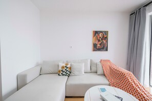 Superior Apartment, 2 Bedrooms, Kitchen, City View | Ruang tamu | 55 inci sebuah televisyen pintar dengan kabel 