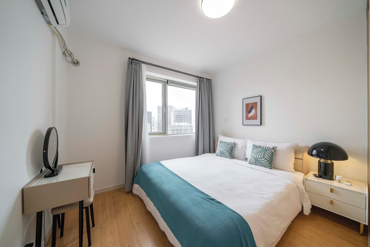 Laptop workspace, iron/ironing board, free WiFi