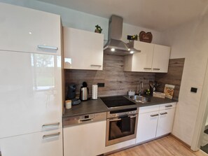 Kühlschrank, Mikrowelle, Ofen, Herdplatte