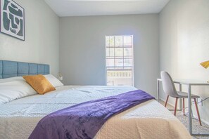 Iron/ironing board, WiFi, bed sheets - Stylish & Modern 1BR | Pool, Gym & Free Parking (Irving)